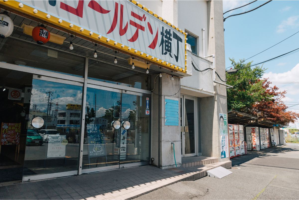 ゴールデン横丁の看板が掲げられた斉藤ビルの入口