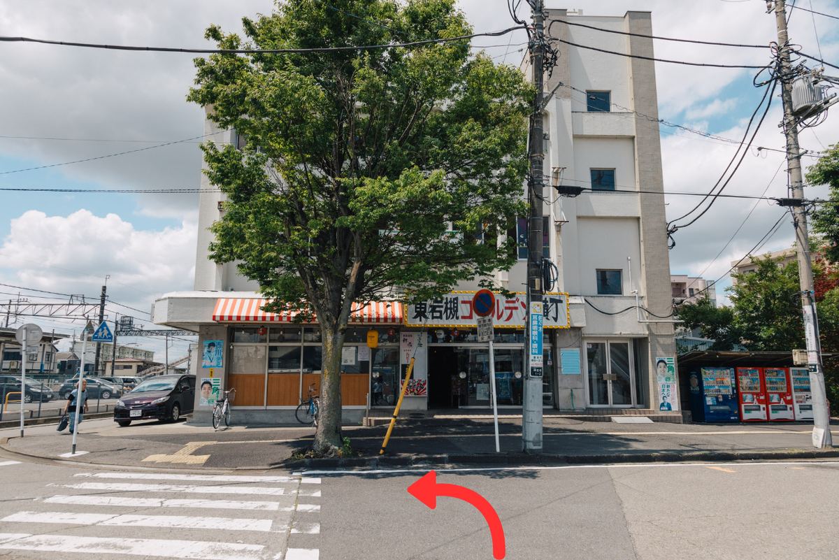 ゴールデン横丁の建物。脇を左へ入る