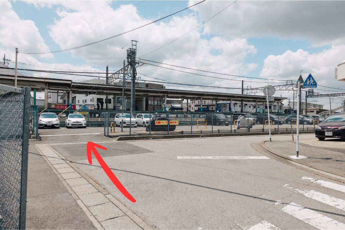 線路沿いの駐車場入口