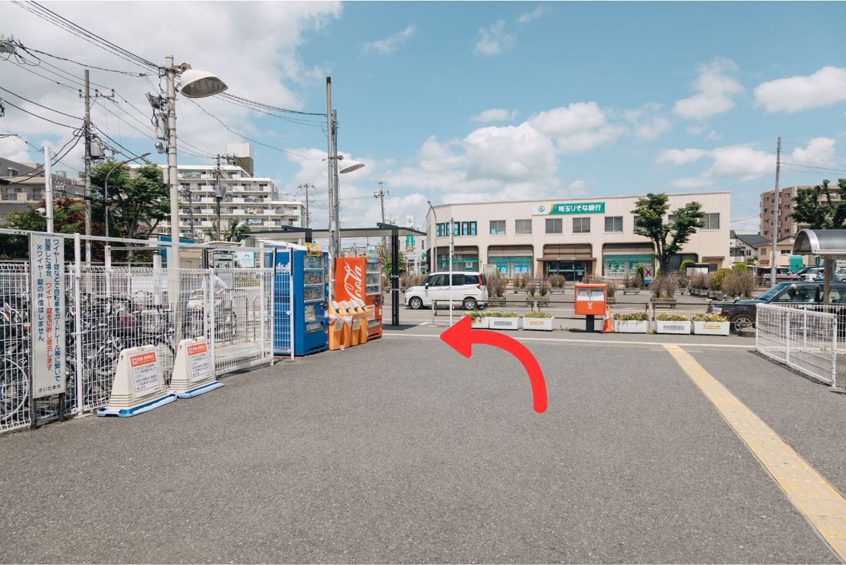 東岩槻駅北口の駅前広場。左方向へ進む