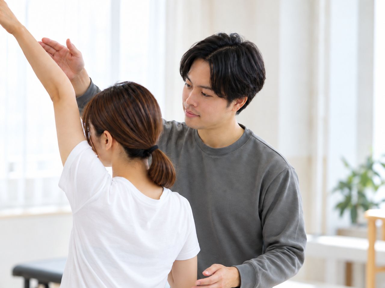 腕を上げる動きをもう一度確かめる場面のイメージ